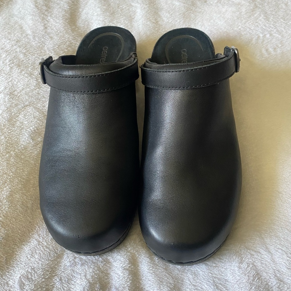 Aetrex Black Leather Mules